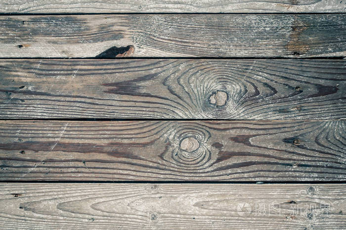 由木板制成的破旧木地板的纹理,紧贴灰色背景