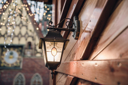 圣诞彩灯。木结构房屋上的节日照明
