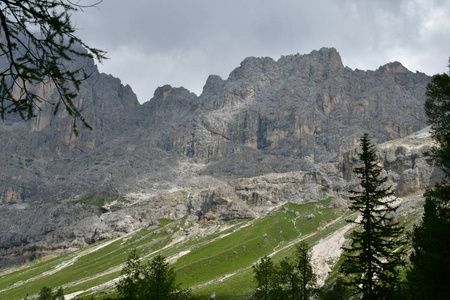 意大利南部的山顶岩石全景山景图欧洲天空云野性