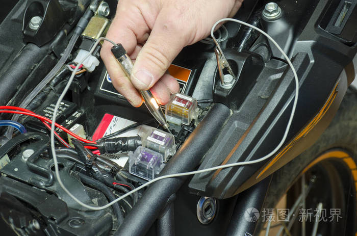 摩托车保险丝盒中的详细视图控制电压