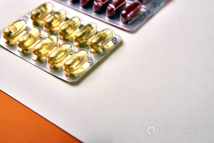 两包黄色半透明片和一包栗色维生素在胶囊片几种不同的药物包装维生素
