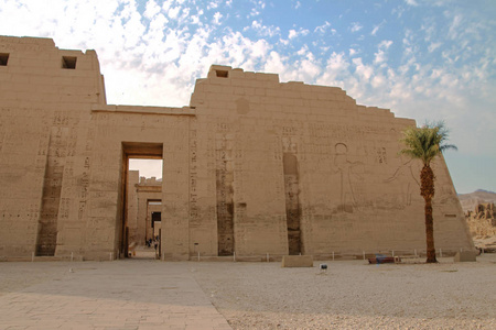 美丽的米迪纳哈布古寺。 埃及卢克索