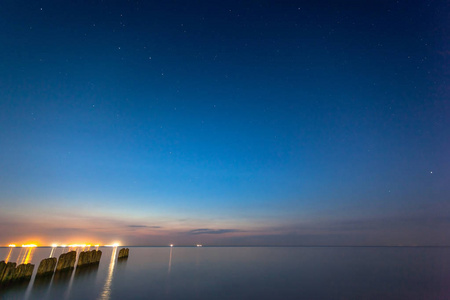 海面和防波堤在黄昏的星空下长期暴露