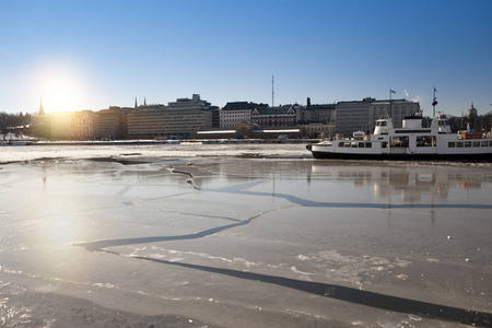 赫尔辛基的堤坝，从海湾可以看到冬天的景色