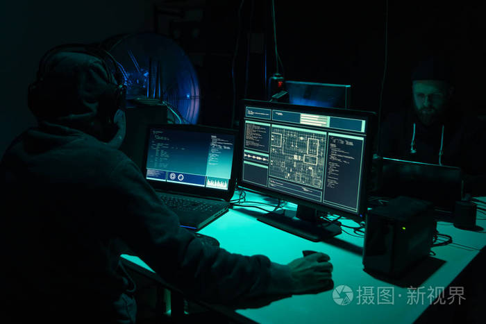 黑客使用多台计算机和受感染的病毒赎金破坏服务器.