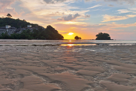 日落背景下，退潮时的热带海滩。 奈阳海滩。 普吉岛。 泰国