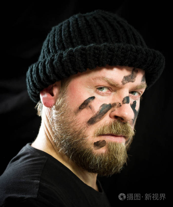戴黑帽子的成熟男人,脸上涂满了彩色肖像