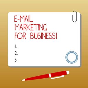 显示电子邮件营销业务的书写笔记。商业照片展示邮件作为广告活动策略广场颜色板与磁铁点击圆珠笔和剪辑