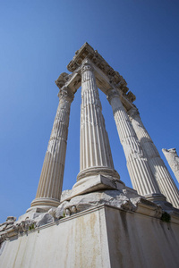 美丽的大观古希腊寺庙的柱对蓝天。