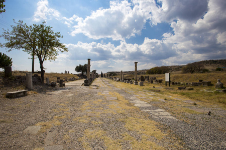 古罗马道路的全景横观，道路两柱子，蓝天，古城阿斯克莱皮翁有云