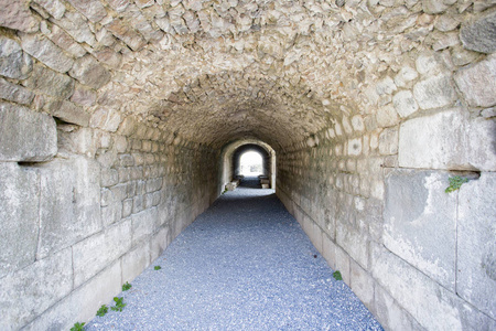 古老的隧道,拱形拱顶和古老的纹理石工.照片