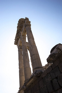 一座有高柱的希腊古代寺庙的废墟。