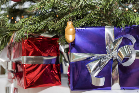 圣诞树下闪闪发光的包裹圣诞礼物小包装的特写