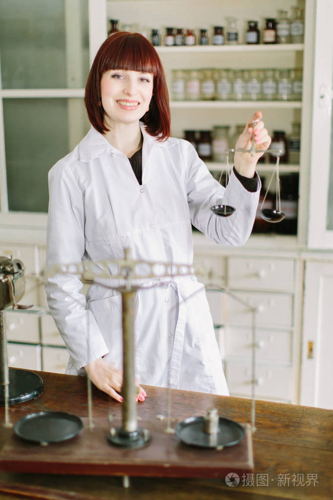 女药剂师在药房或药店持有验方药