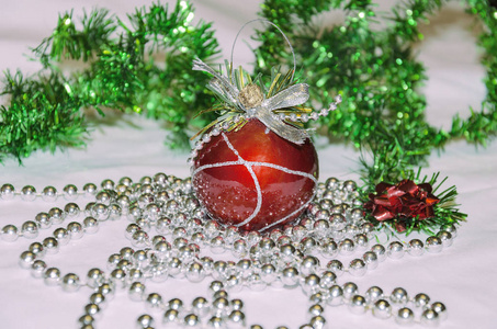 色彩鲜艳的球，漂亮的装饰在圣诞树上的特写