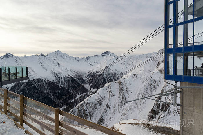 早上在奥地利伊斯奇格滑雪胜地欣赏高山山脉。