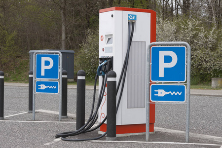 丹麦小型电动汽车充电站图片