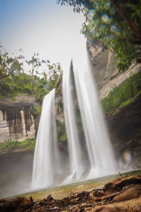 淮黄瀑布又称南托克淮黄或南托克巴克特罗。 瀑布从海拔30米的地方往下掉三步，有游泳池白色海滩和绿松石色的水。