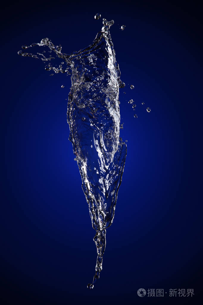 水溅在深蓝色背景上