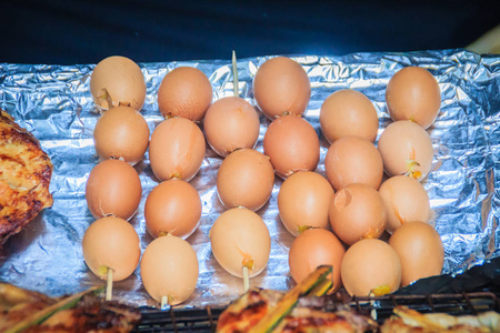 用鸡蛋和鱼酱制成的烤鸡蛋搅拌在一起,然后再放进去.