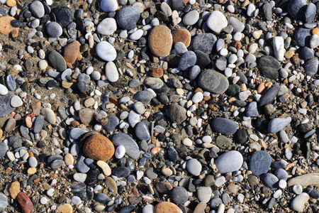 海卵石质地。 海滩石头表面。 海洋矿物美和谐。