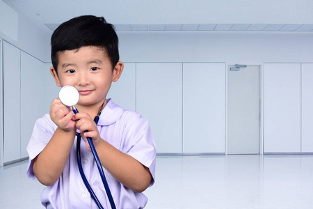 亚洲泰国儿童与医学听诊器看相机健康概念的想法。