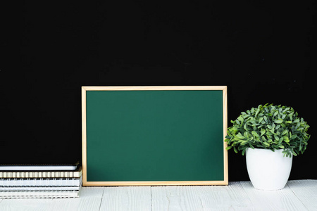回到学校和教育理念绿色黑板与一堆笔记本纸文具或学校用品。