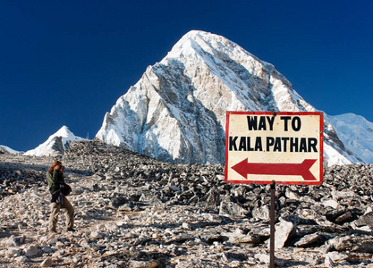喀拉帕塔尔和普莫里山标志路到喀拉帕塔尔尼泊尔喜马拉雅山