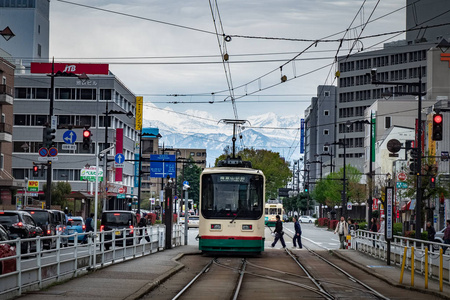 托马市是丘布北部霍库里库地区托马县最大的城市和首府，背景是日本