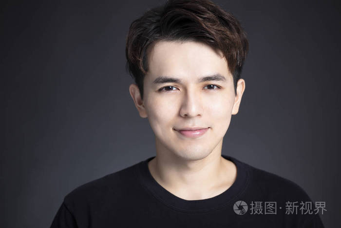 英俊的亚洲年轻人的肖像