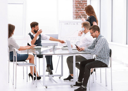 统计数据介绍专业的商业团队讨论新项目的介绍照片