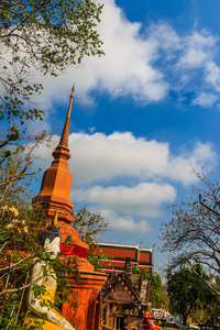 令人惊叹的红色宝塔与佛陀的形象与蓝天背景在吴浩如昌寺。 位于PhichitTaphan Hin路沿线，距离泰国Phichit省镇