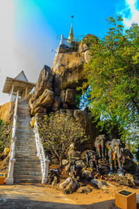 楼梯路向上到金塔山上的蓝天背景在瓦浩鲁普昌或象山寺，是泰国菲希特省最著名的景点之一。