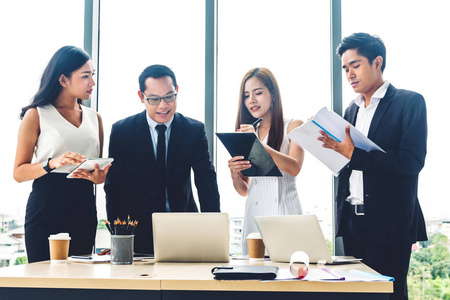 创造性的商务人士在现代工作中进行规划和头脑风暴.团队概念照片