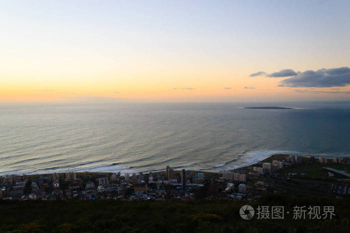 从信号山俯瞰开普敦。 南非现代城市，壮观的夜景全景