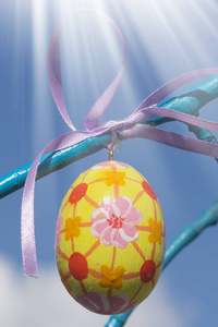 很多复活节彩蛋装饰在树上
