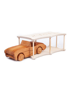 一辆复古车的照片，山毛榉在一个单独的车库。 白色背景上木头做的玩具