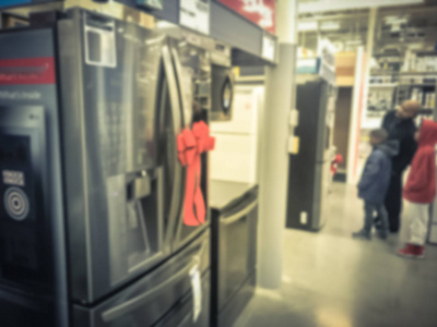 运动模糊的全新门冰箱带红蝴蝶结在美国家庭用品商店