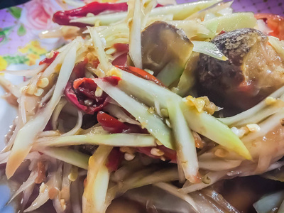 青木瓜沙拉也被称为SomTam，一种由未成熟木瓜丝制成的辛辣沙拉。 可能起源于老挝民族，它也被吃遍东南亚。