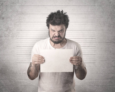 在监狱中被捕罪犯科技概念中的女人被隔离在白色上文字写作文本登陆