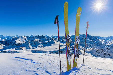 冬季滑雪，在阳光明媚的日子里，在雪山顶部的山脉和滑雪越野设备，瑞士维比尔。