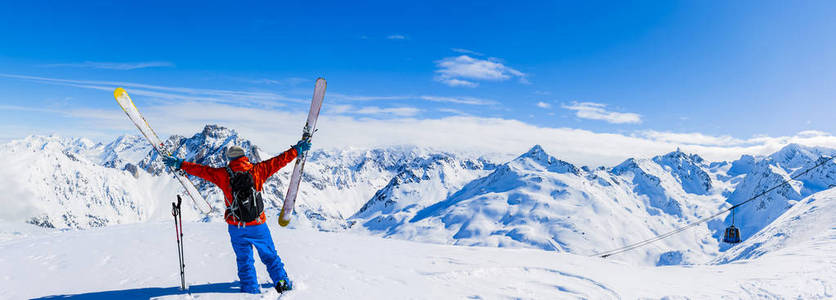 冬季滑雪，在阳光明媚的日子里，在法国，阿尔卑斯山，在山顶上的高山和滑雪设备