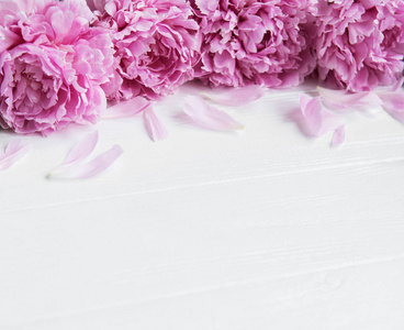 白色木桌上的粉红色牡丹花