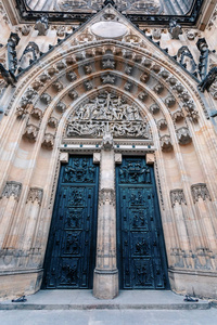 位于布拉格城堡院内的捷克共和国著名的圣维特大教堂的门