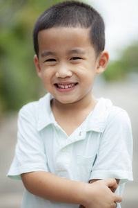 亚洲儿童幸福情感的牙齿笑脸