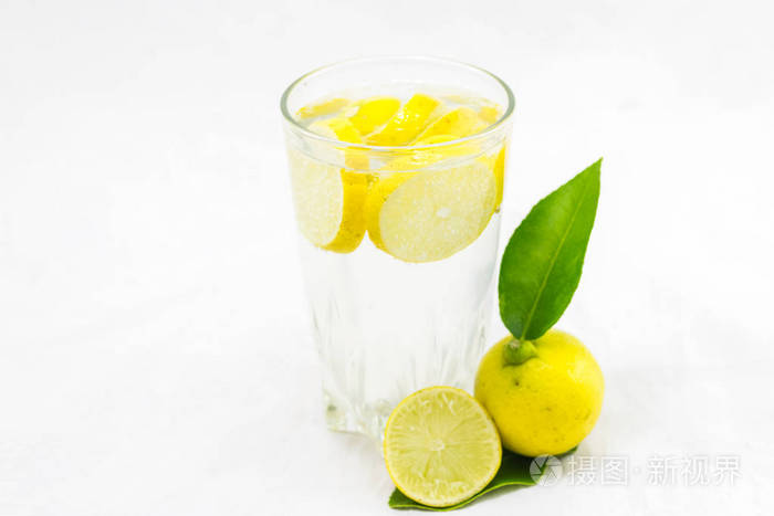 白色背景的柠檬汽水