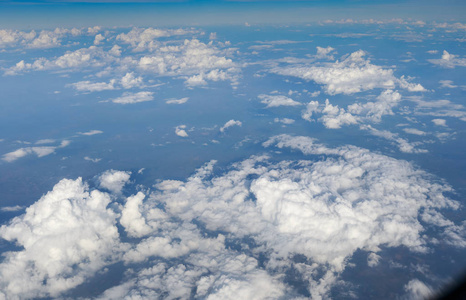 美丽的自然云替罪羊和天空与飞机机翼鸟瞰蓝天多云的鸟瞰从飞机窗口。