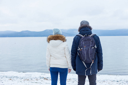 这对年轻夫妇正一起在冬湖上徒步旅行