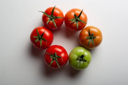 白色背景下分离的红番茄的进化
