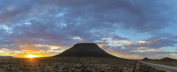 南非卡罗科普耶的日落和云层